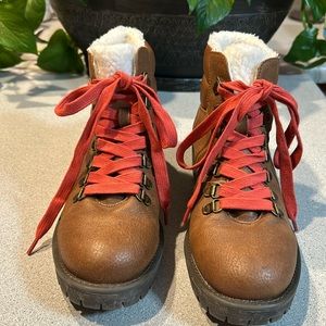 True Craft sz 8 Mintey Hiker Faux Leather Upper with Fur Lining.